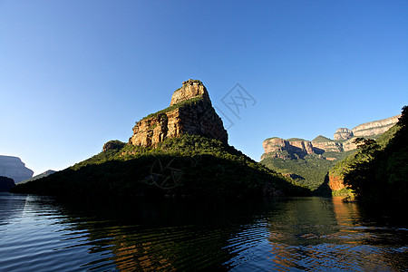 布雷德河峡谷山沟爬坡鸿沟树木蓝色环境天空岩层全景场景图片