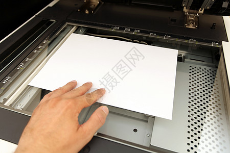 使用工作激光复印机处理人员图片