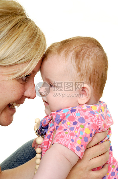 母亲和婴儿在微笑感情女孩喜悦压痛情感生活乐趣女士白色父母图片