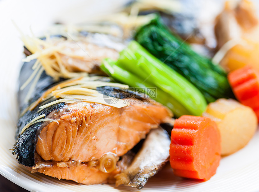 苏西日本食材中的蒸汽鲑鱼蔬菜炙烤生物美食家牛扒橙子草本植物产物食物土豆图片