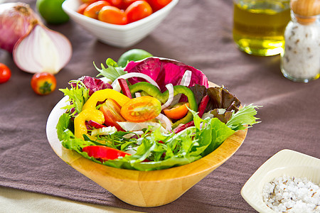 木碗中的蔬菜沙拉食物矿物紫色饮食芹菜美味树叶美食胡椒洋葱图片