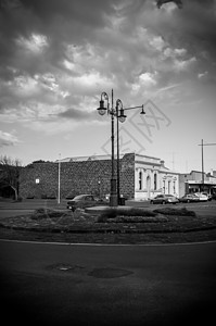 旧城街灯柱 有墙和蓝天空城市阳光灯泡阴影金属蓝天邮政国家天空街道图片