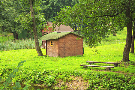 树林里的一栋小房子图片
