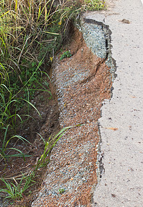 水侵蚀导致道路裂缝图片
