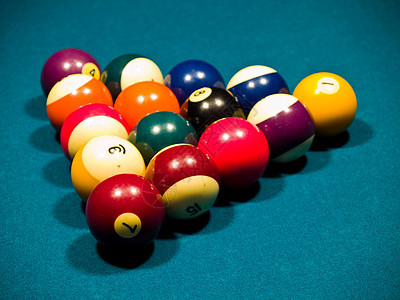 绿色桌球桌上的Billiard球爱好纺织品桌子水平游戏大厅红色闲暇竞赛台球图片