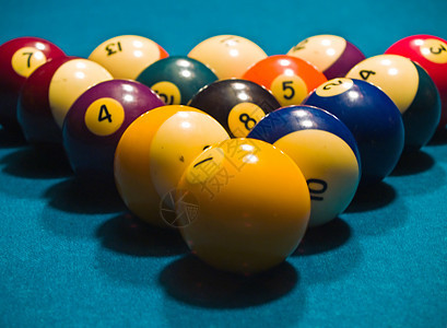 绿色桌球桌上的Billiard球数字桌子竞争团体三角形房间台球红色水平爱好图片