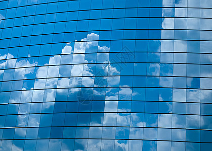 现代办公大楼窗户中反映的云层数公司金融正方形蓝色摩天大楼办公室风暴镜子高楼建筑图片
