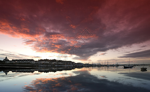 日落全景旅行天空海岸码头反射建筑物港口地平线游艇帆船图片