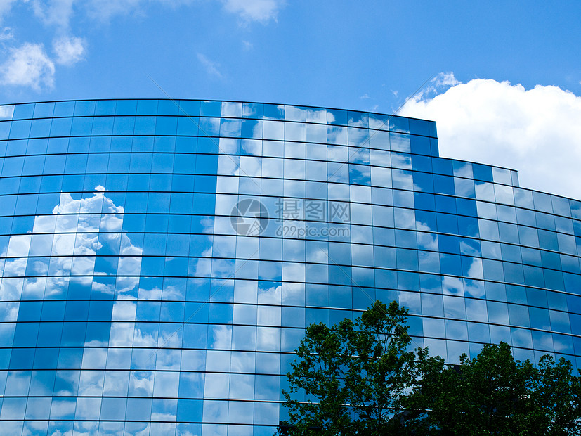 现代办公大楼窗户中反映的云层数城市金融贸易商业反射建筑办公室公司风暴多云图片