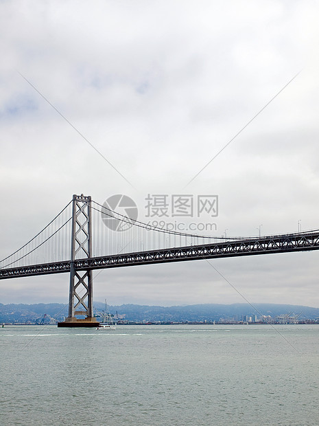 旧金山湾大桥在云天历史性工程交通电缆宝藏金属跨度天际地标运输图片