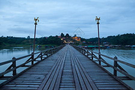 夜间木桥蓝色天空地标国家房子公园村庄小路建筑学热带图片