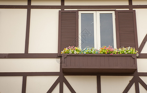 窗与花白色灰色建筑学窗户快门框架塑料棕色套管木头图片