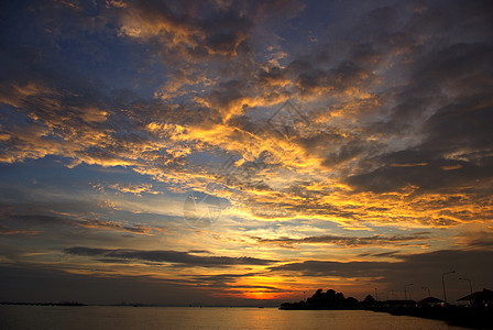 日落的夜空太阳日出景观天空季节旅行戏剧性假期多云灯光图片