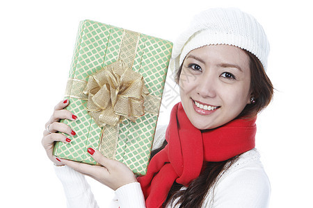 带礼物的年轻女士微笑生日礼物丝带围巾金子绿色圣诞礼物白色毛衣女性图片