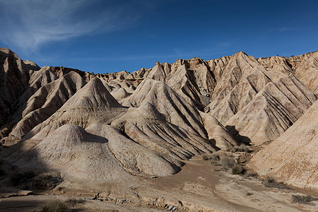 西班牙纳瓦拉Bardenas地貌景观生物圈晴天自然公园保护区山脉植物荒漠化沙漠荒地背景图片