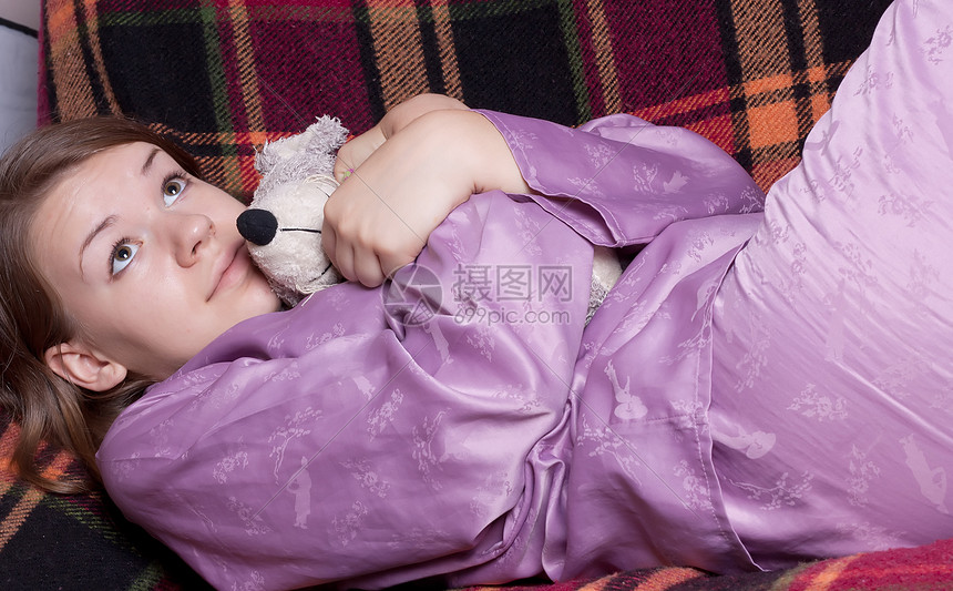 穿紫色睡衣的女孩就寝房子女士身体时间女性青年拖鞋快乐乐趣图片