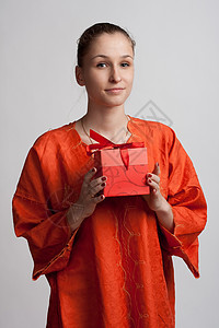 穿着橙色裙子的女孩 手里拿着礼物图片