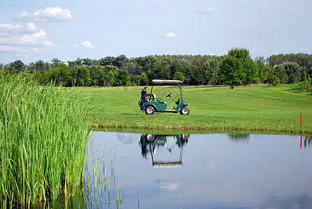 高尔夫球场上的高尔夫电动车图片