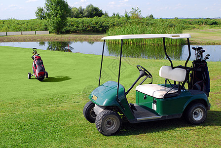 高尔夫球场上的高尔夫球车和高尔夫球袋图片