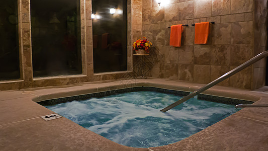 斯帕大理石窗户毛巾水池浴缸气泡按摩花朵酒店温泉图片