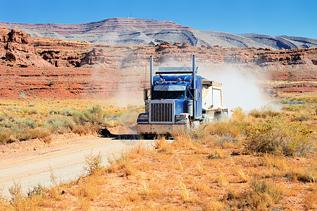 半卡车车在沙漠中行驶货运商业驾驶卡车运输车运动加载司机车辆日落图片