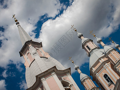 教堂塔和乌云图片