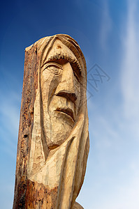 脸刻在树尖上微笑蓝天工作艺术文化树干雕塑图腾雕像缺口图片