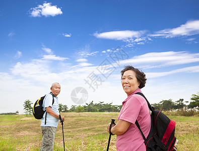 快乐的年长夫妇在自然中徒步旅行图片