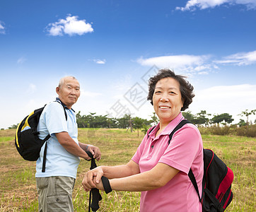农村高龄夫妇徒步远足图片