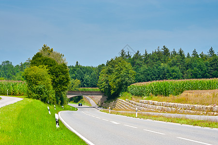 车 路桥季节交通蓝色谷物场地爬坡小路旅游农田生长背景