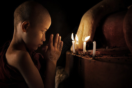 祈祷男生信仰面孔文化寺庙眼睛蜡烛传统佛教徒烛光图片