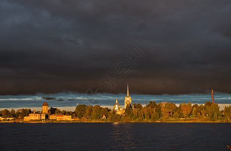 日出时的尼科洛梅德维茨基修道院图片