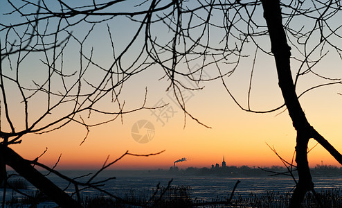 冬季日落的修道院图片