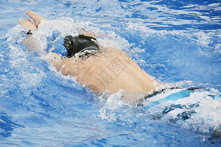 男子在游泳池游泳海浪车道运动员成人活动潜水男人身体蓝色游泳衣图片