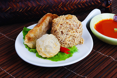 美味的亚洲菜美食油炸客家人绿色辣椒永头红色食物图片