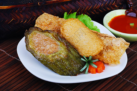 美味的亚洲菜绿色红色食物油炸辣椒永头美食客家人图片