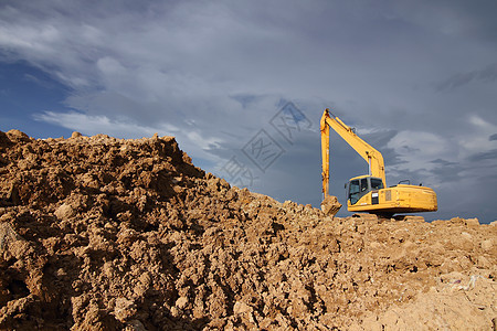 CO2在室外工作时进行挖土作业的挖掘机装载机挖掘运动车辆活动建造搬运工推土机刀刃矿业机器图片