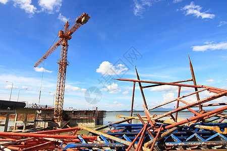 背景有起重的建筑工地金属生长力量管子燃料管道天空化学品工业工程图片