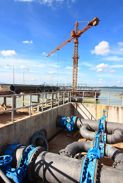 背景有起重的建筑工地工作金属管道工程燃料化学品高楼气体力量财产图片