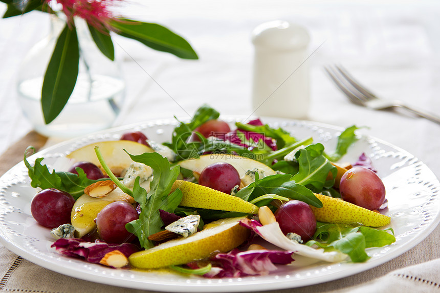 梨加葡萄和蓝奶酪沙拉敷料绿色沙拉午餐水果菊苣美味健康食物树叶图片