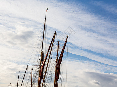 在法弗森姆肯特的老泰晤士河帆船绳索索具驳船港口码头木头航程冒险天空鱼钩图片