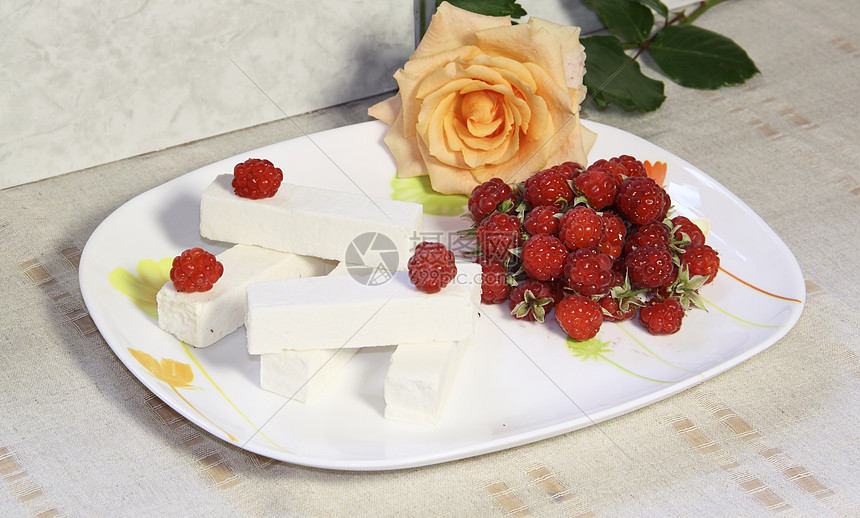 甜甜的白水果糖果和盘子上的草莓红色白色灰色覆盆子浆果玫瑰制品陶瓷图片