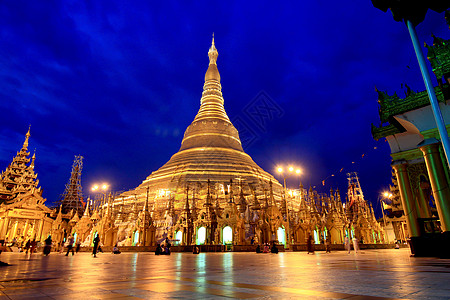 缅甸雅贡YagonShwedagon塔中黄昏气氛佛塔宝塔寺庙游客天空宗教精神地标金子图片