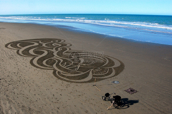 克赖斯特彻奇海滩的沙沙艺术图片