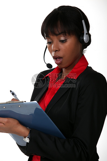黑人商业妇女看着被耳机震晕图片