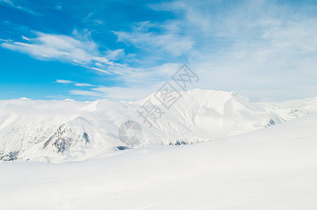 明亮的冬天天雪山阳光场景风景天空冰川假期全景太阳滑雪白色图片