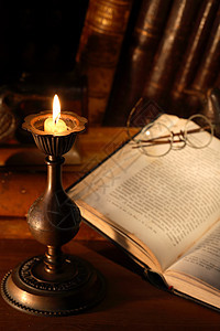 书和蜡烛古董桌子烛台小说书架火焰知识历史记忆遗产图片