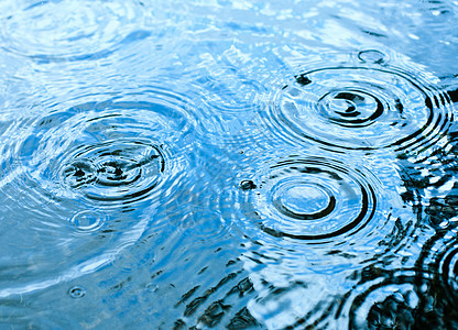 下雨天气涟漪波纹天空圆圈池塘液体飞溅水坑风暴雨滴图片