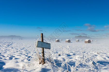 冬季田地附近的农场名称路标标志图片
