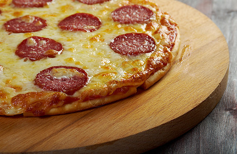 自己制造的披萨披萨辣椒小吃食物营养脆皮午餐圆圈圆形图片
